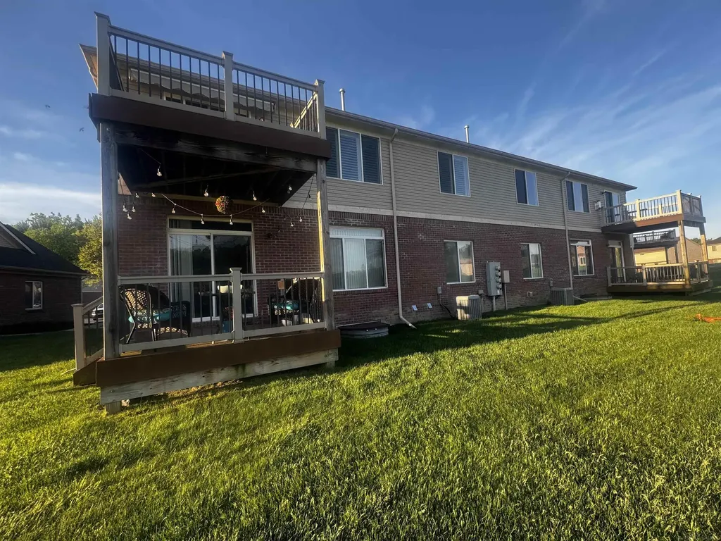 29459 Woodpark Circle Warren City MI 48092