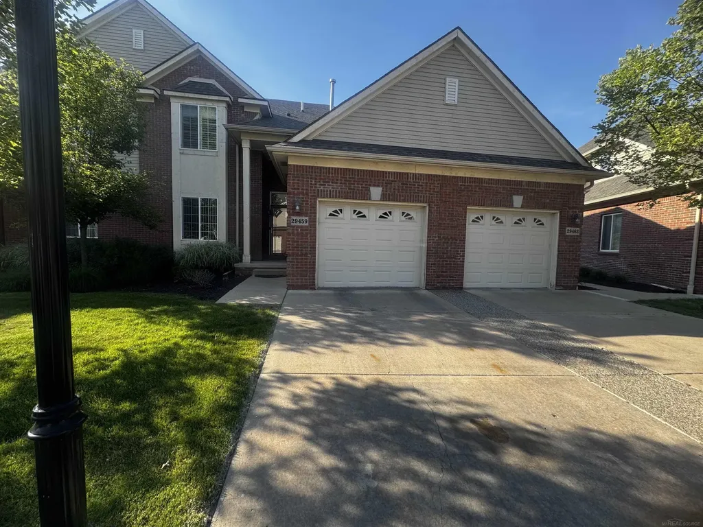 29459 Woodpark Circle Warren City MI 48092