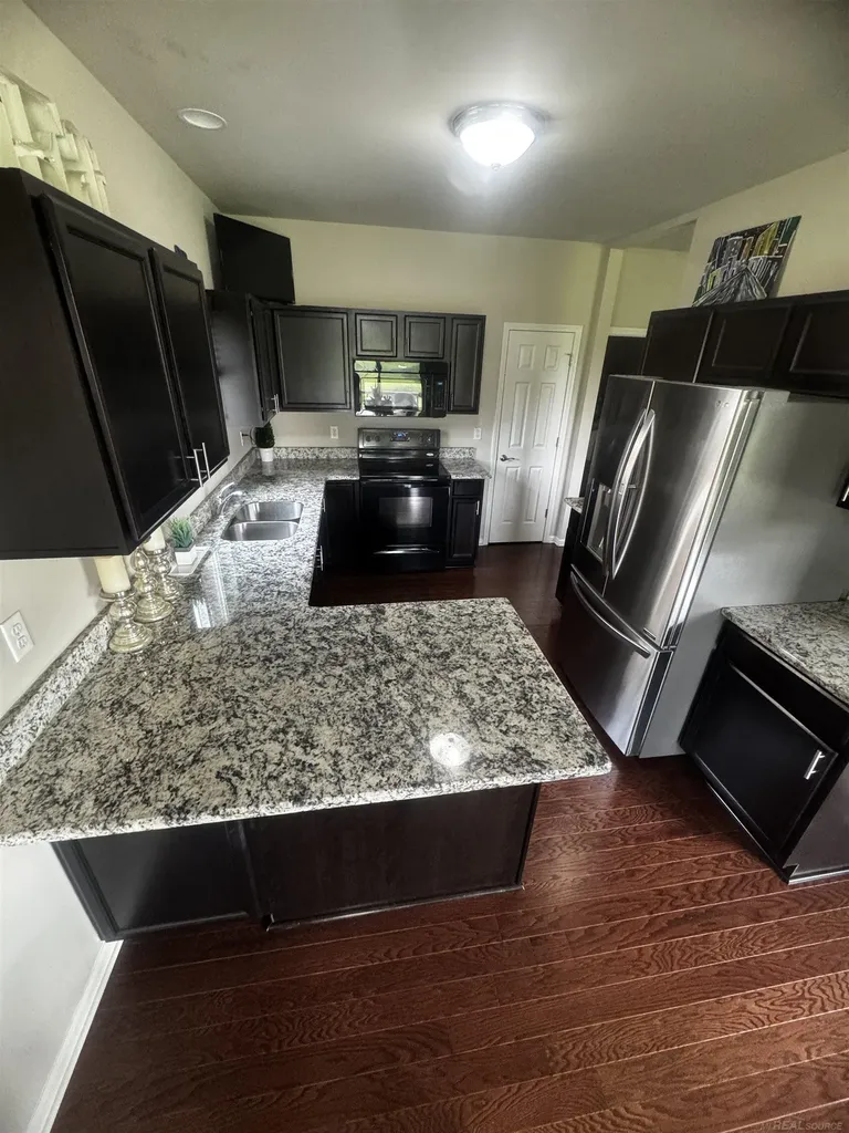 29459 Woodpark Circle Warren City MI 48092