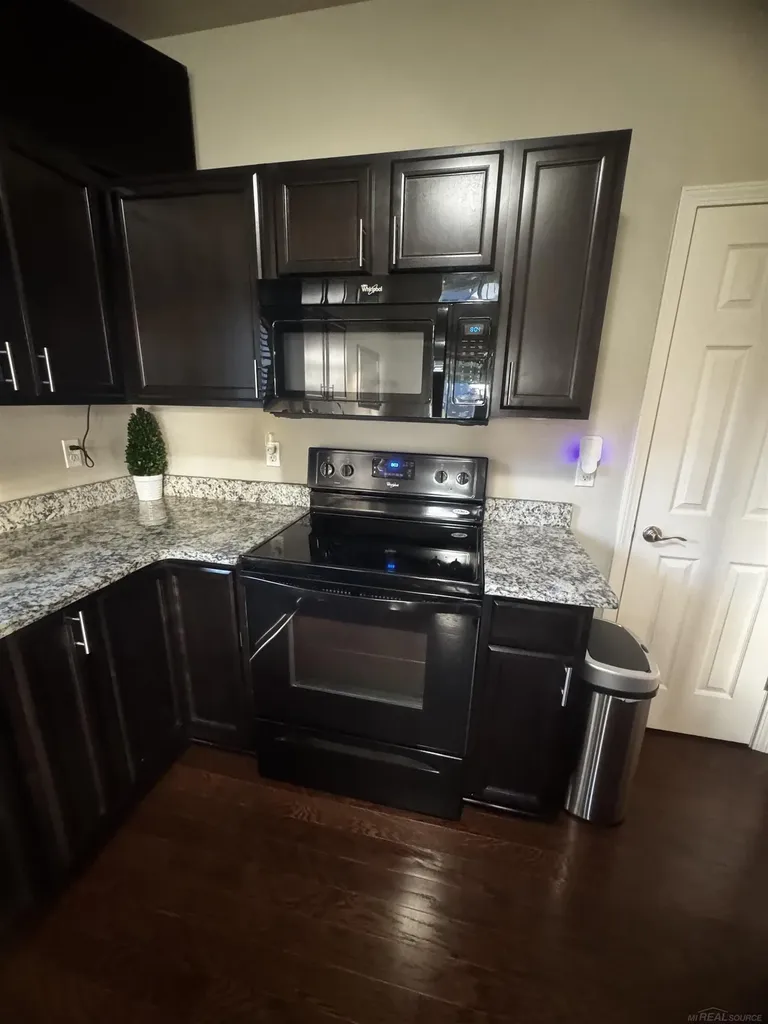 29459 Woodpark Circle Warren City MI 48092