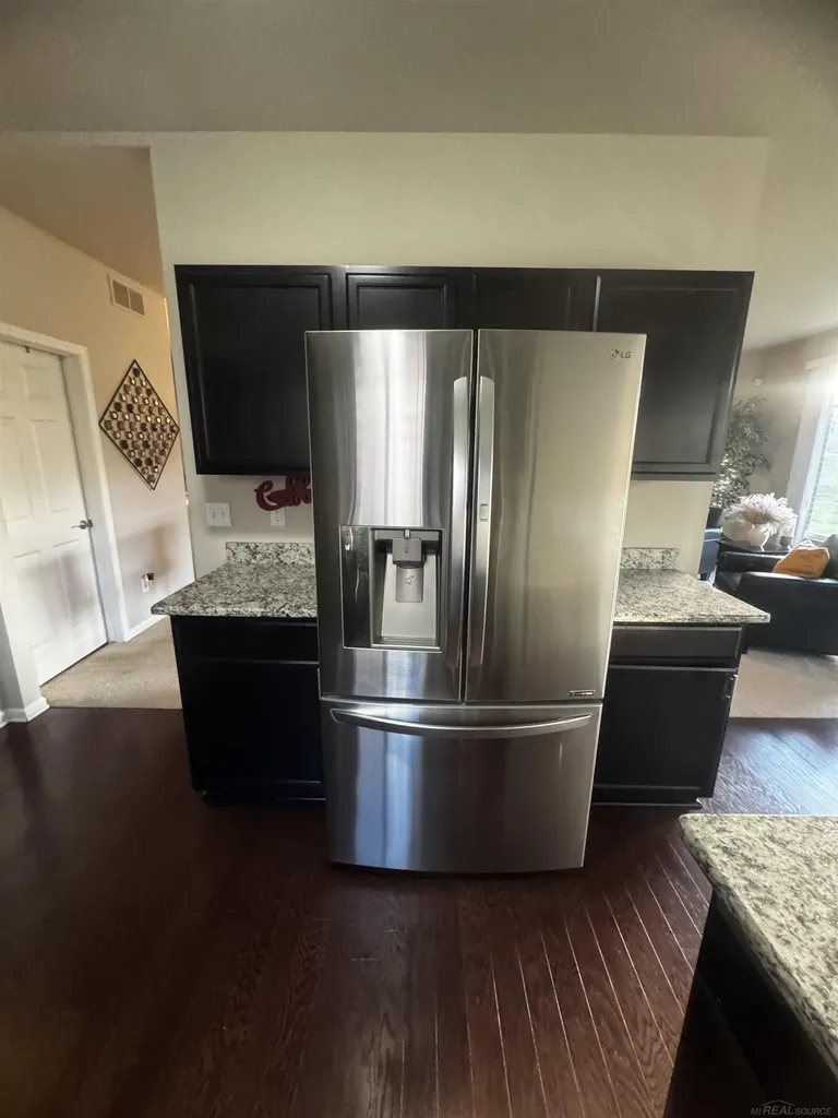 29459 Woodpark Circle Warren City MI 48092