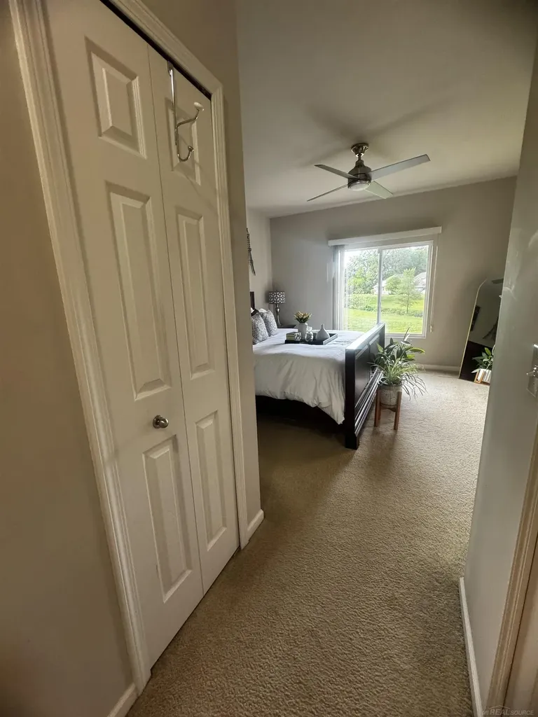 29459 Woodpark Circle Warren City MI 48092