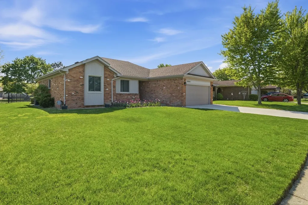 46346 Hollowoode Lane Macomb Township MI 48044
