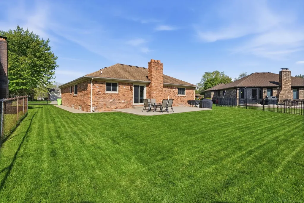 46346 Hollowoode Lane Macomb Township MI 48044