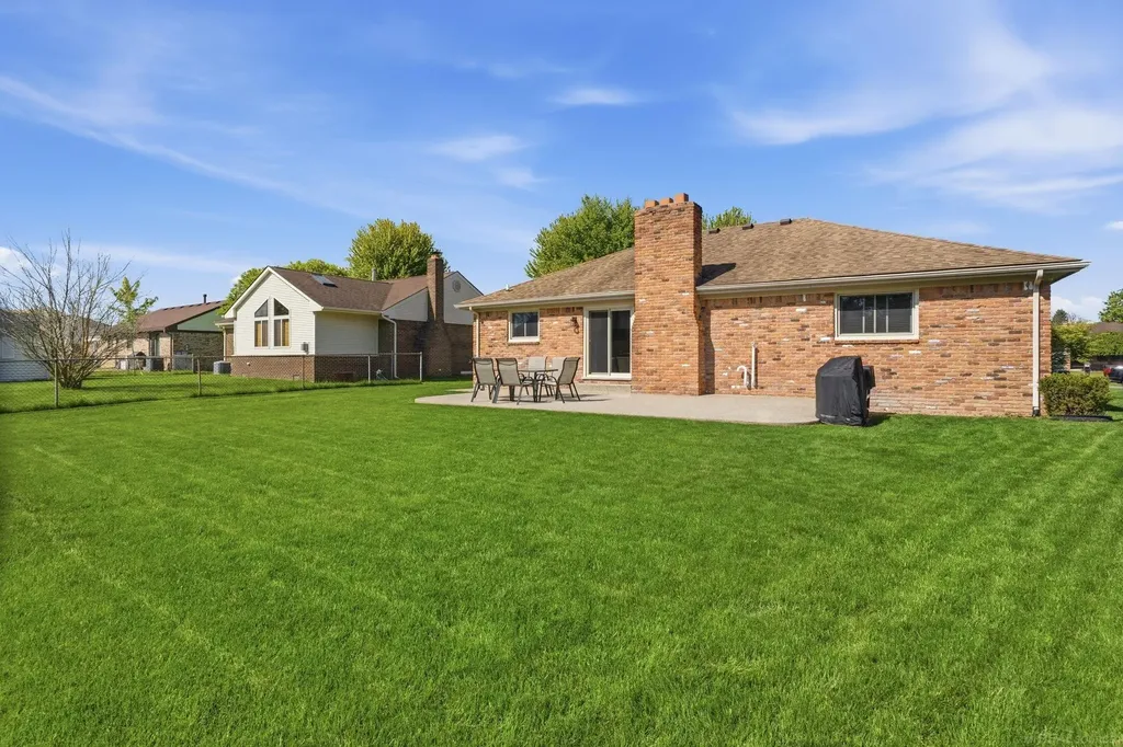 46346 Hollowoode Lane Macomb Township MI 48044