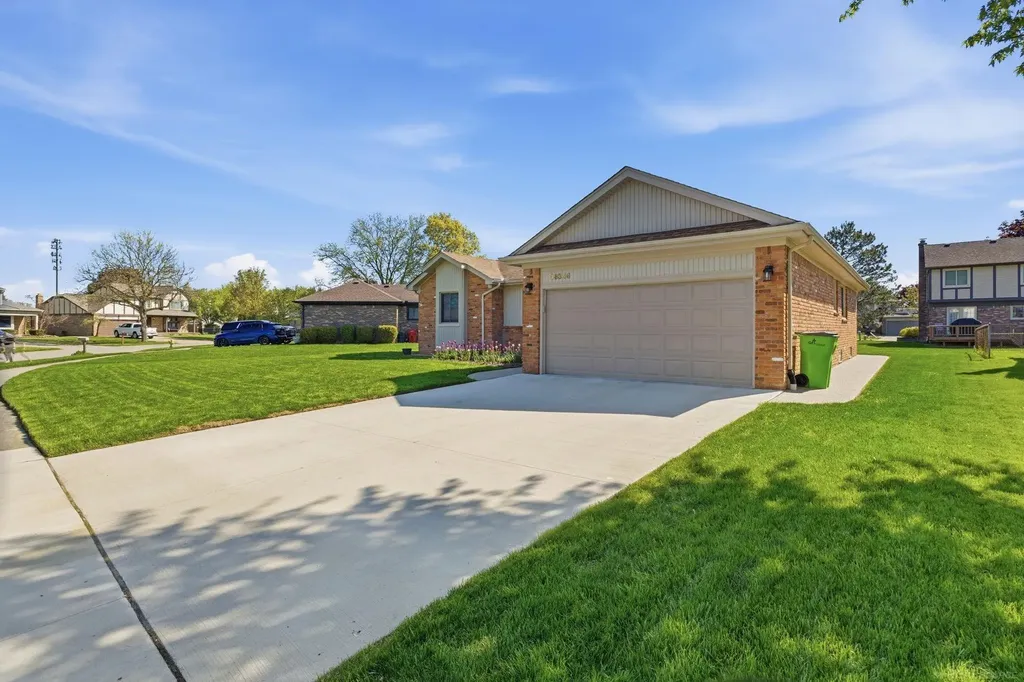 46346 Hollowoode Lane Macomb Township MI 48044