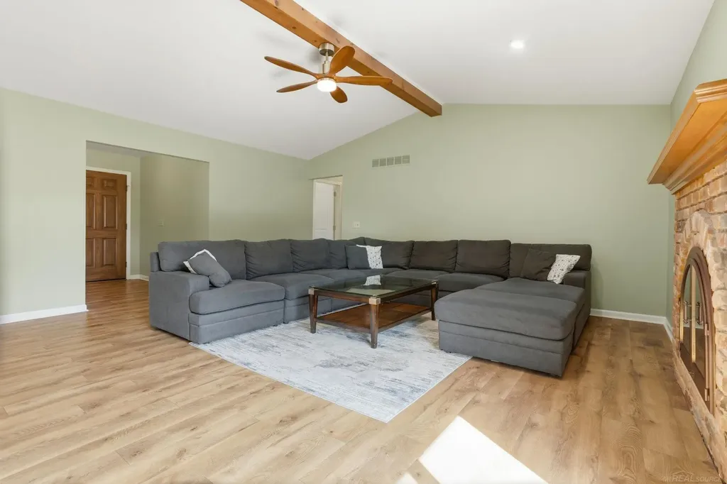 46346 Hollowoode Lane Macomb Township MI 48044