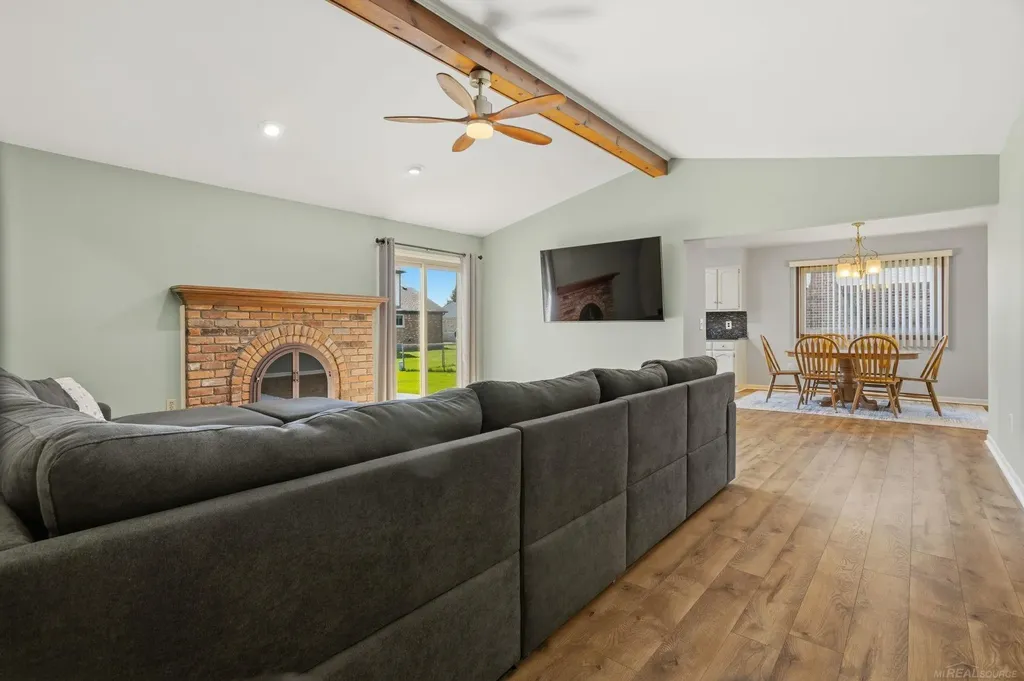 46346 Hollowoode Lane Macomb Township MI 48044