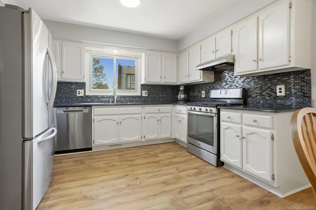 46346 Hollowoode Lane Macomb Township MI 48044