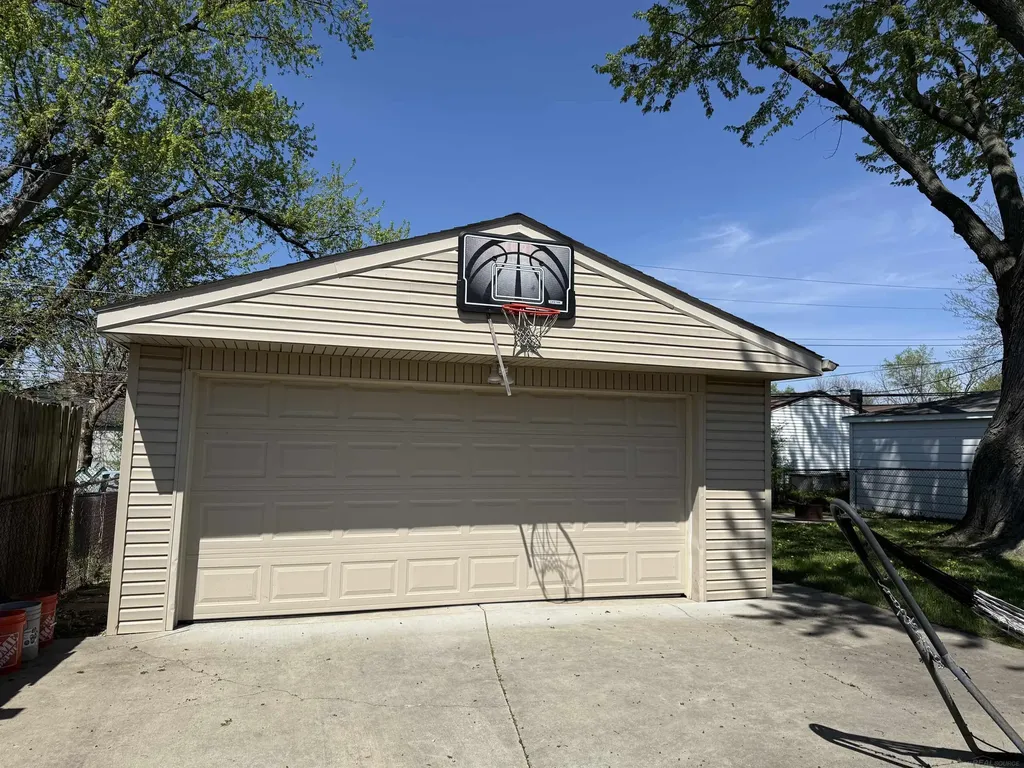30850 Barrington Street Westland City MI 48186