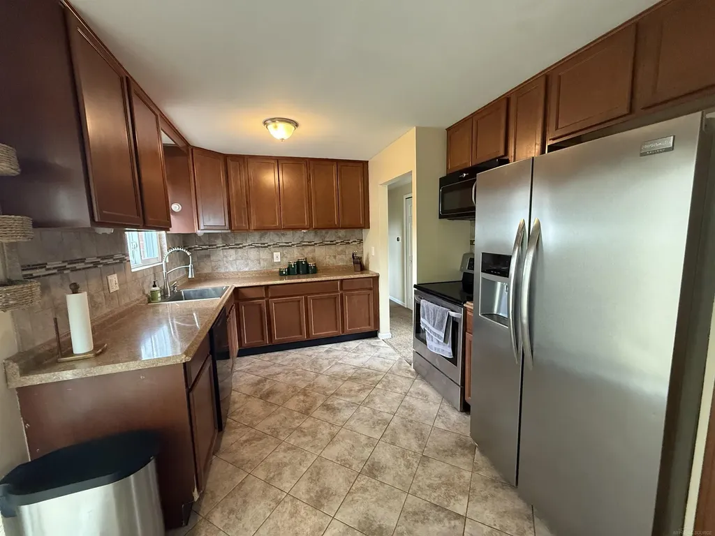 30850 Barrington Street Westland City MI 48186