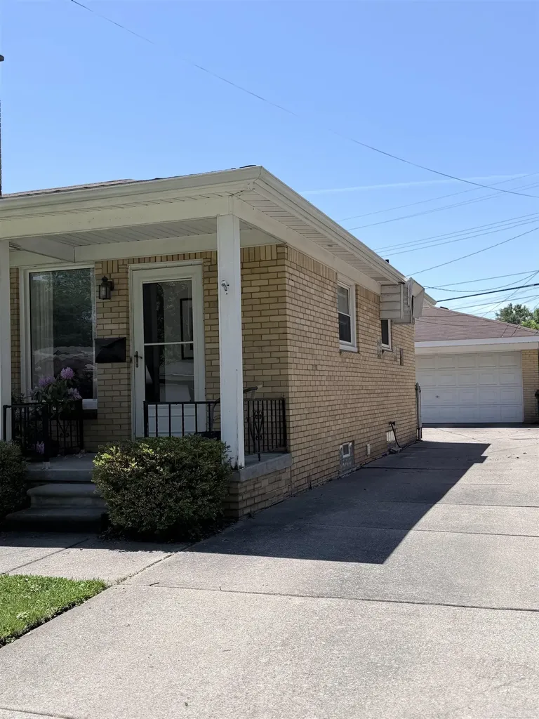 21640 Mauer Street St. Clair Shores City MI 48080