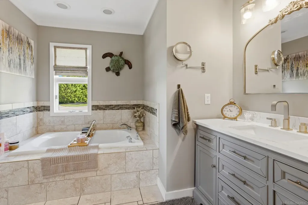 565 Lakes Edge Drive Oxford Village MI 48371