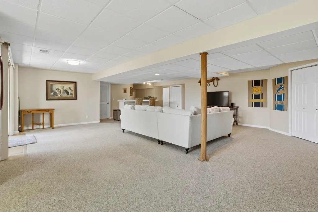 565 Lakes Edge Drive Oxford Village MI 48371