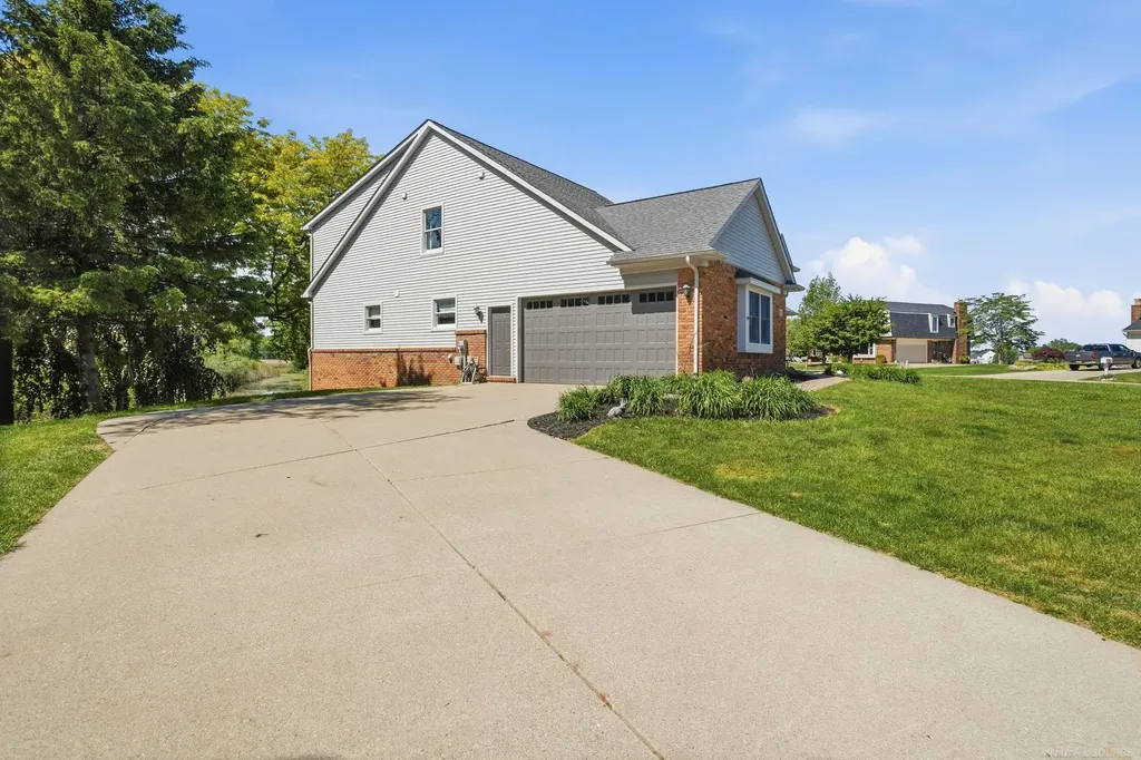 565 Lakes Edge Drive Oxford Village MI 48371