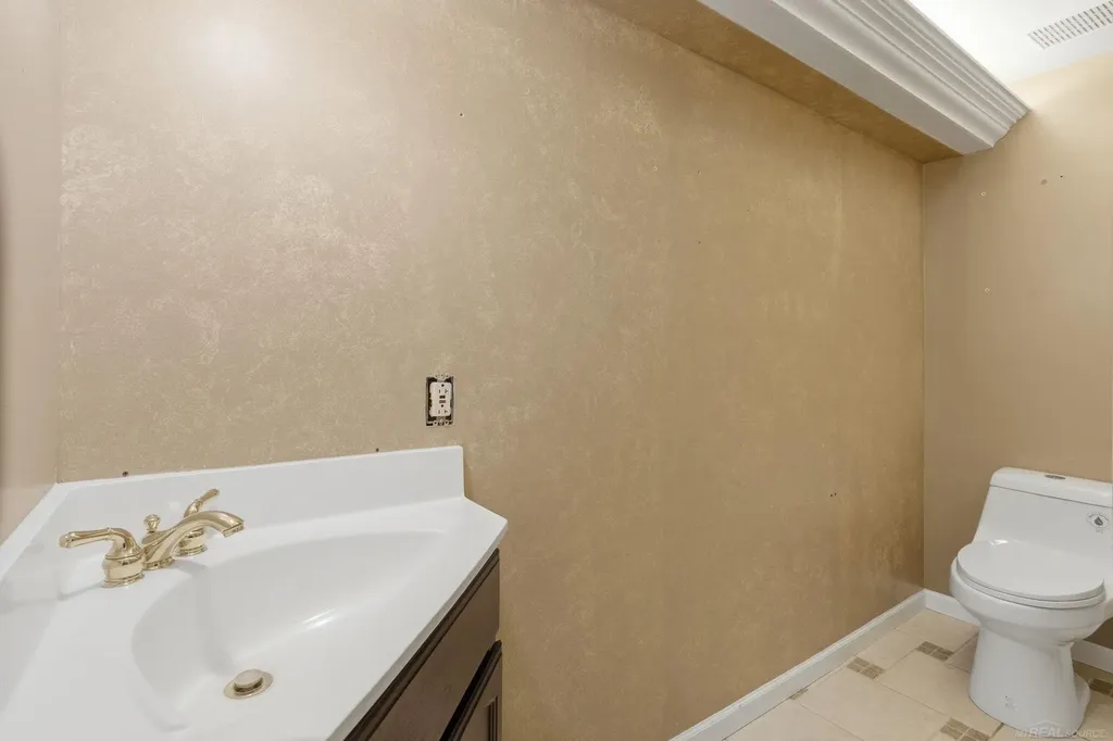 565 Lakes Edge Drive Oxford Village MI 48371