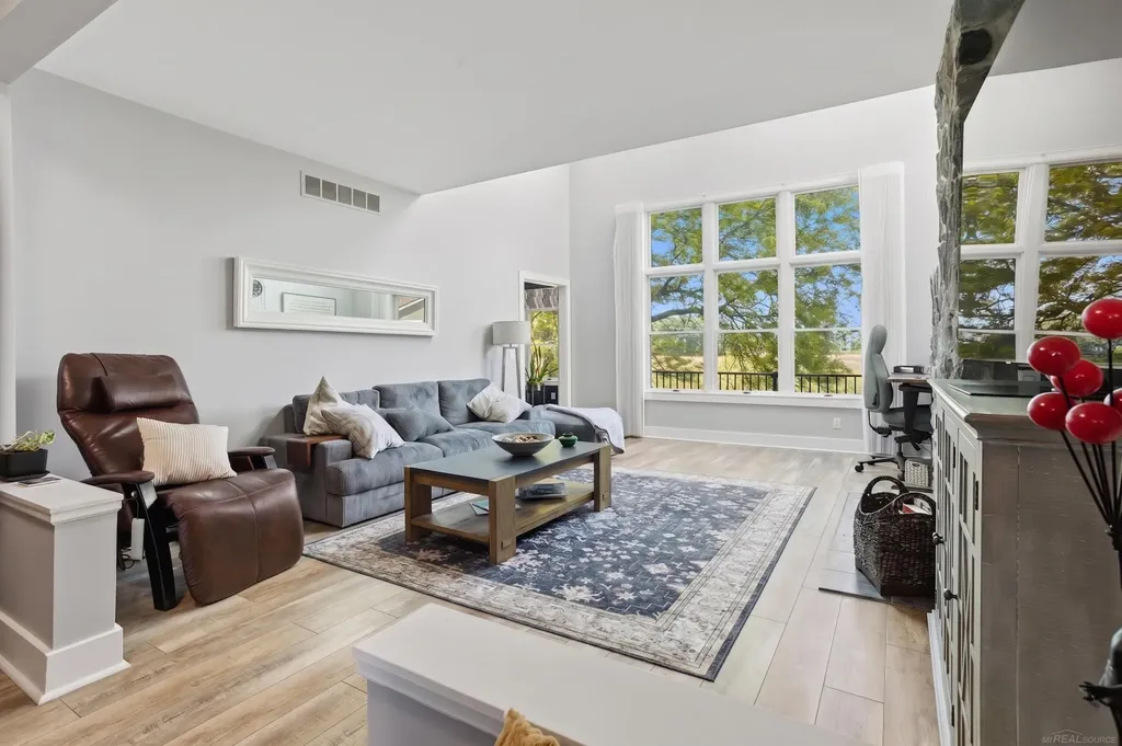 565 Lakes Edge Drive Oxford Village MI 48371
