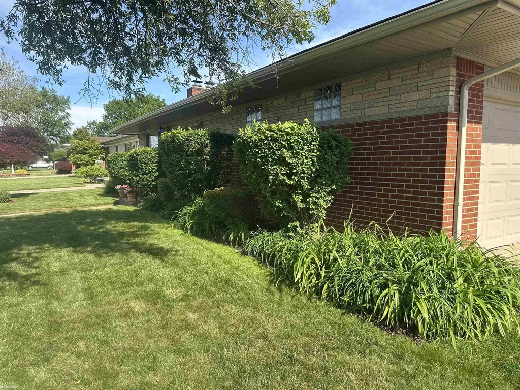 13006 Masonic Road Warren City MI 48088