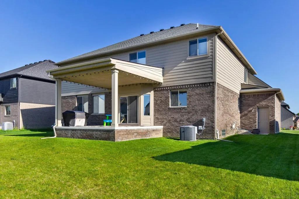 19221 Thompson Drive Macomb Township MI 48042