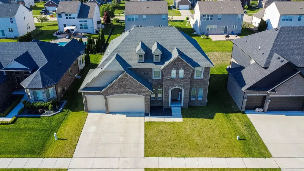 19221 Thompson Drive Macomb Township MI 48042