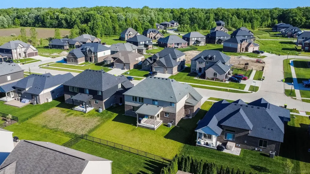 19221 Thompson Drive Macomb Township MI 48042