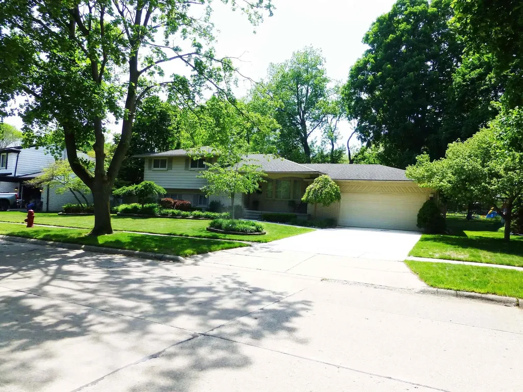 16117 Alpine Drive Livonia City MI 48154