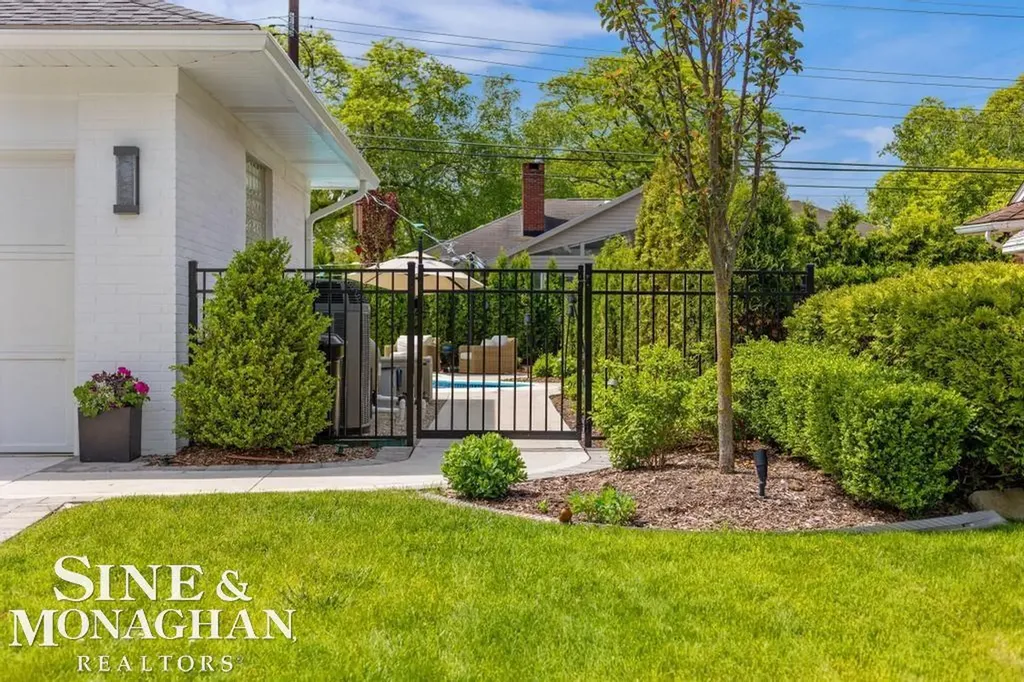 27 Shorecrest Circle Village Of Grosse Pointe Shores City MI 48236