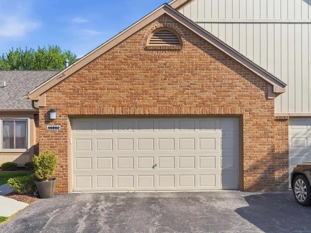 46860 High Meadows Court Macomb Township MI 48044