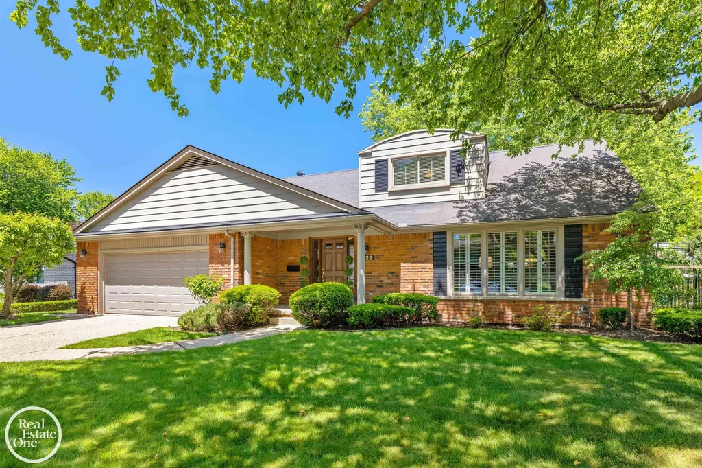 432 Saddle Lane Grosse Pointe Woods City MI 48236