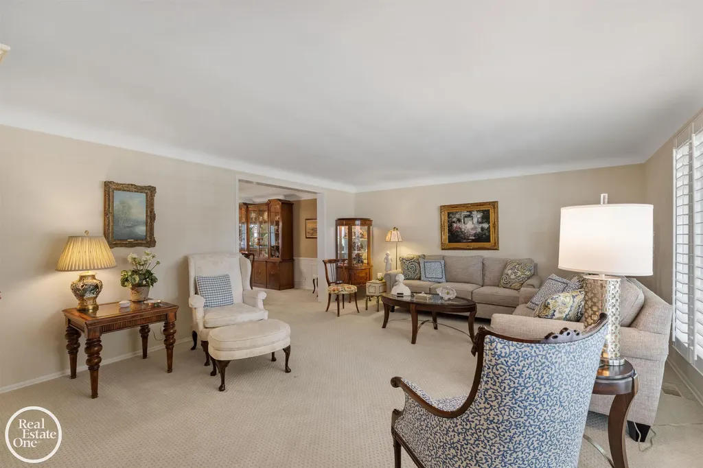 432 Saddle Lane Grosse Pointe Woods City MI 48236