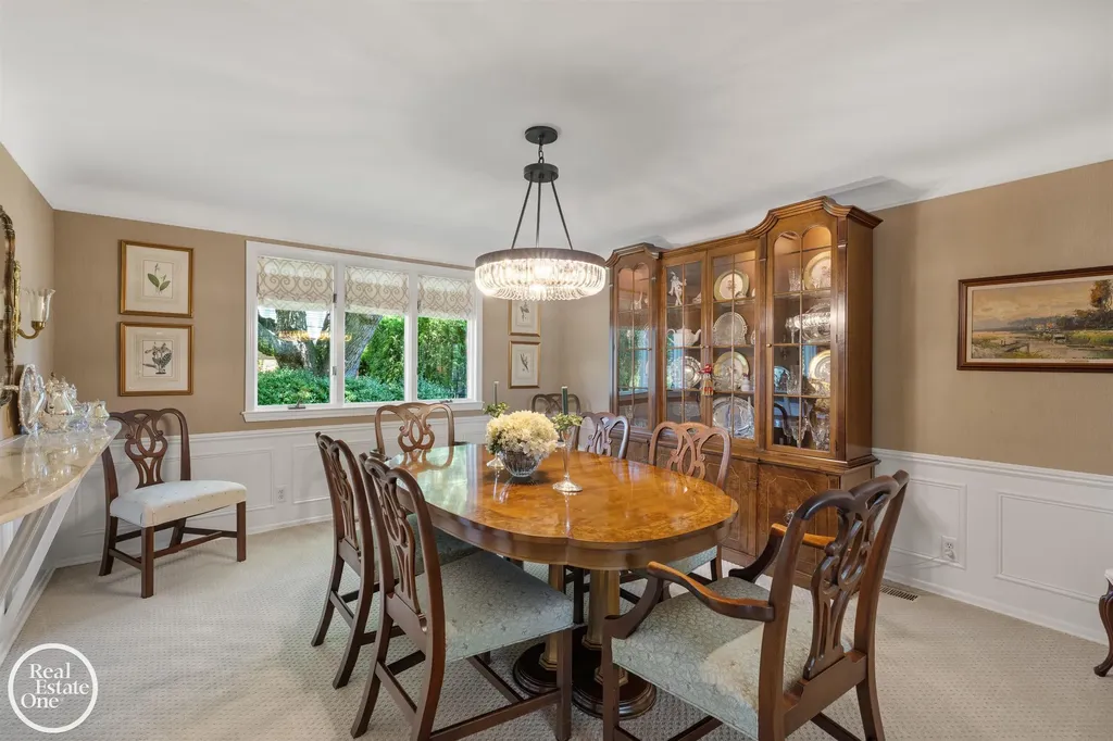 432 Saddle Lane Grosse Pointe Woods City MI 48236