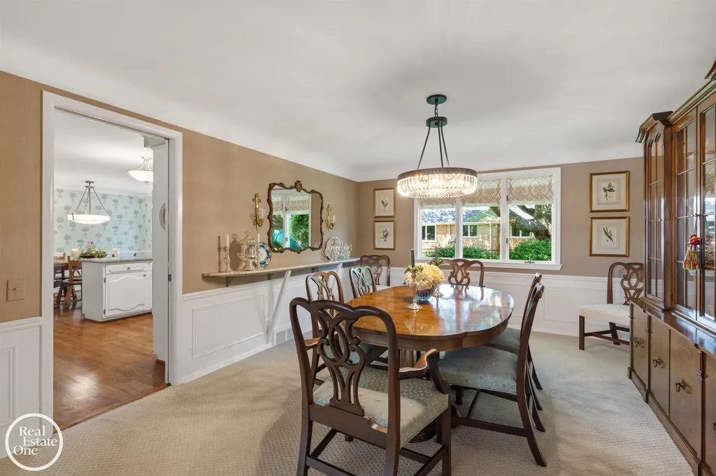 432 Saddle Lane Grosse Pointe Woods City MI 48236