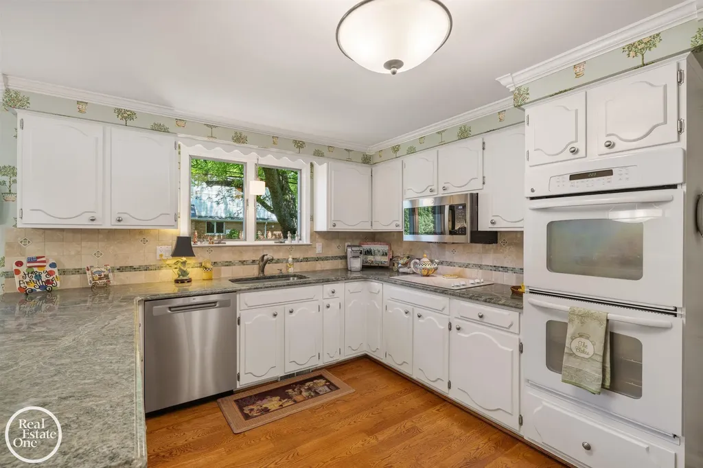 432 Saddle Lane Grosse Pointe Woods City MI 48236