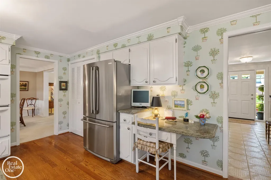 432 Saddle Lane Grosse Pointe Woods City MI 48236