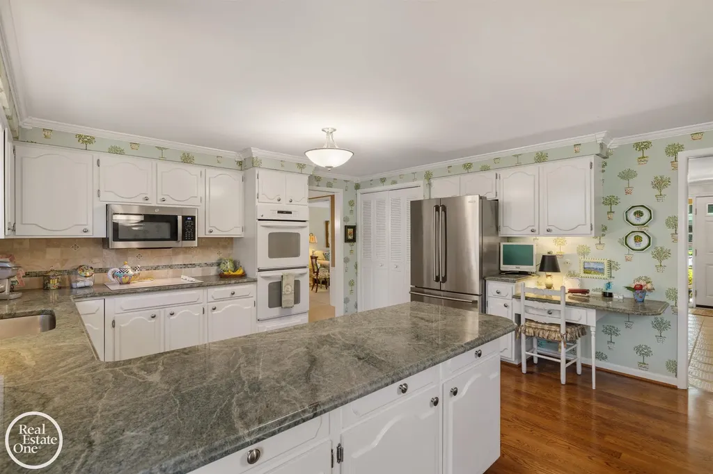 432 Saddle Lane Grosse Pointe Woods City MI 48236