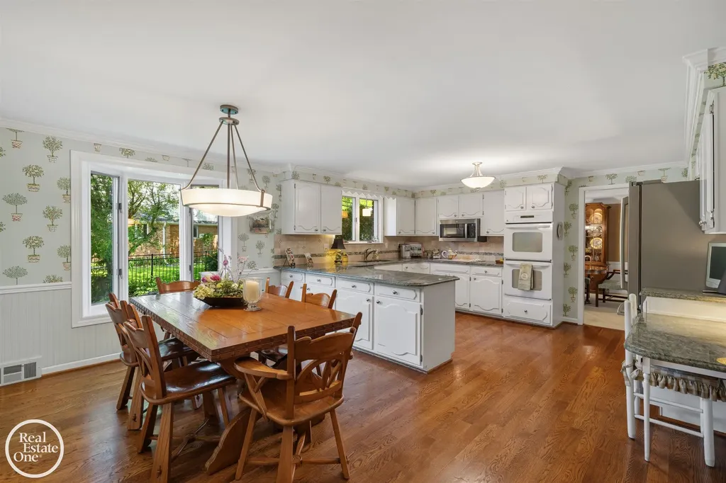 432 Saddle Lane Grosse Pointe Woods City MI 48236