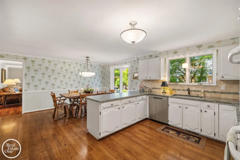 432 Saddle Lane Grosse Pointe Woods City MI 48236