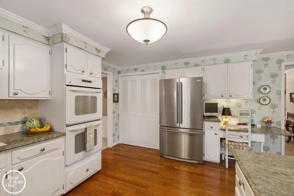 432 Saddle Lane Grosse Pointe Woods City MI 48236