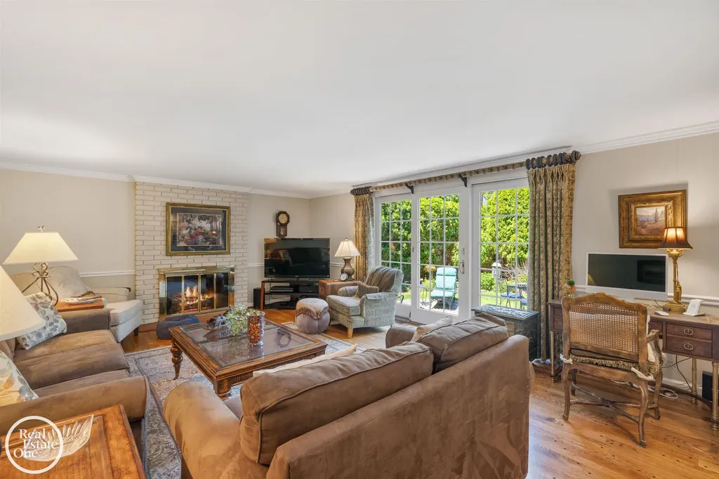 432 Saddle Lane Grosse Pointe Woods City MI 48236