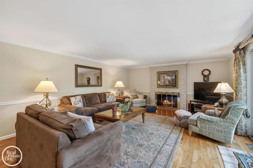 432 Saddle Lane Grosse Pointe Woods City MI 48236