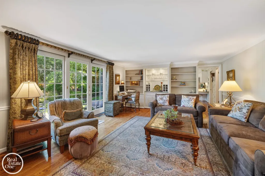 432 Saddle Lane Grosse Pointe Woods City MI 48236