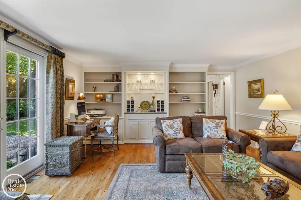 432 Saddle Lane Grosse Pointe Woods City MI 48236