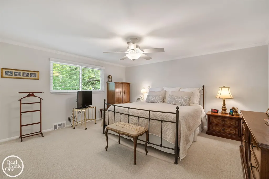 432 Saddle Lane Grosse Pointe Woods City MI 48236