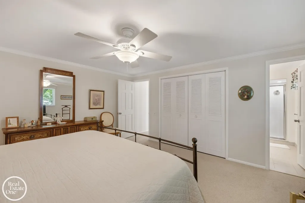432 Saddle Lane Grosse Pointe Woods City MI 48236