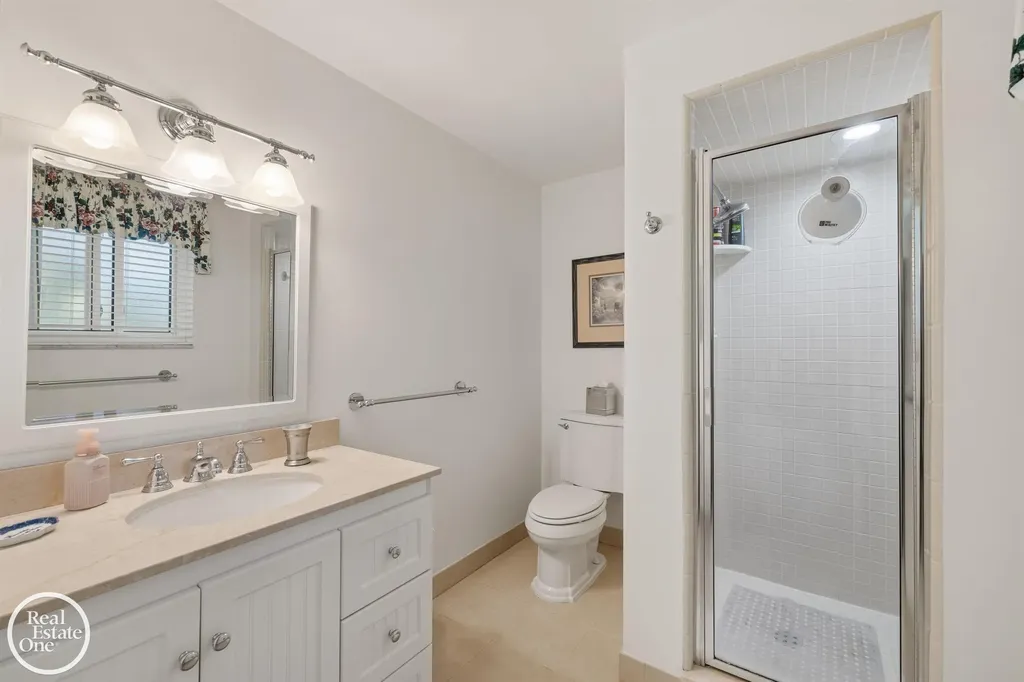 432 Saddle Lane Grosse Pointe Woods City MI 48236