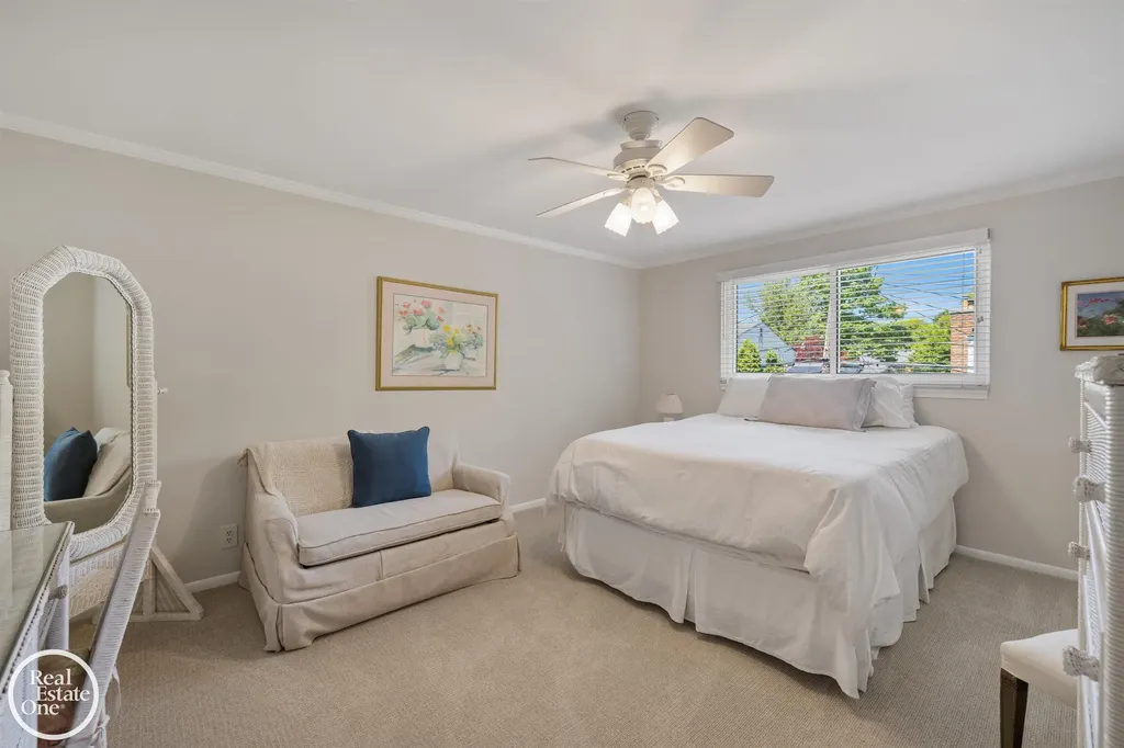 432 Saddle Lane Grosse Pointe Woods City MI 48236