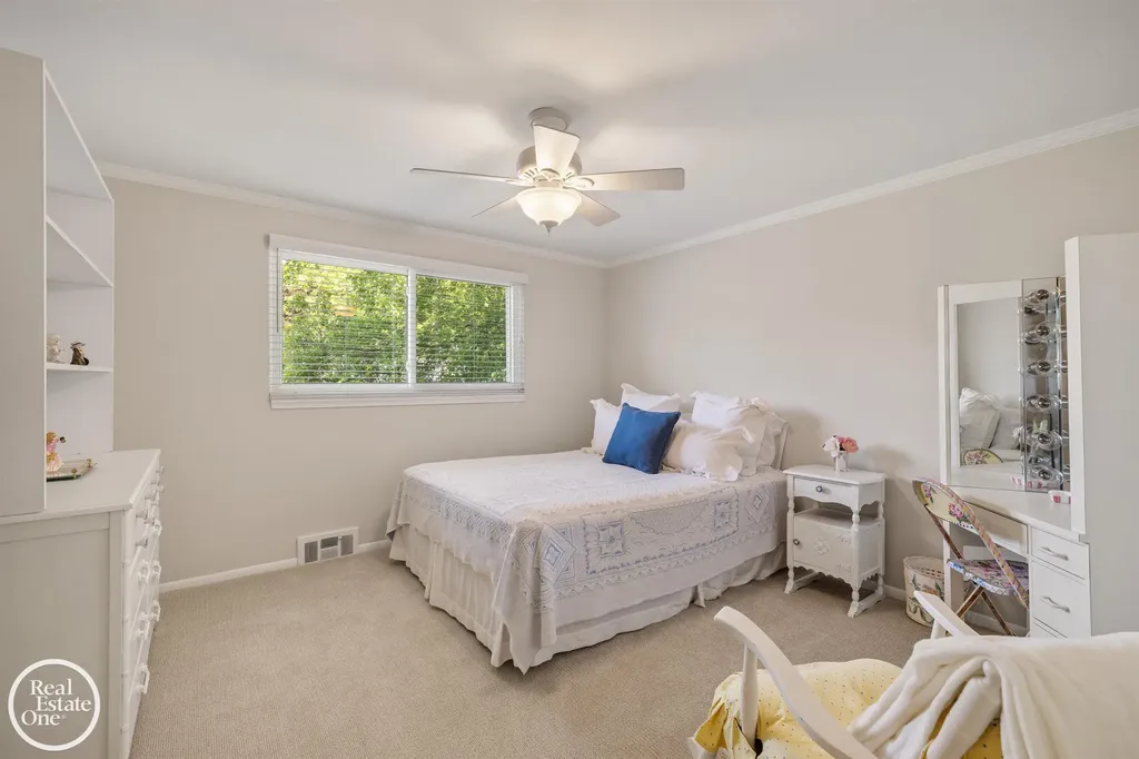 432 Saddle Lane Grosse Pointe Woods City MI 48236