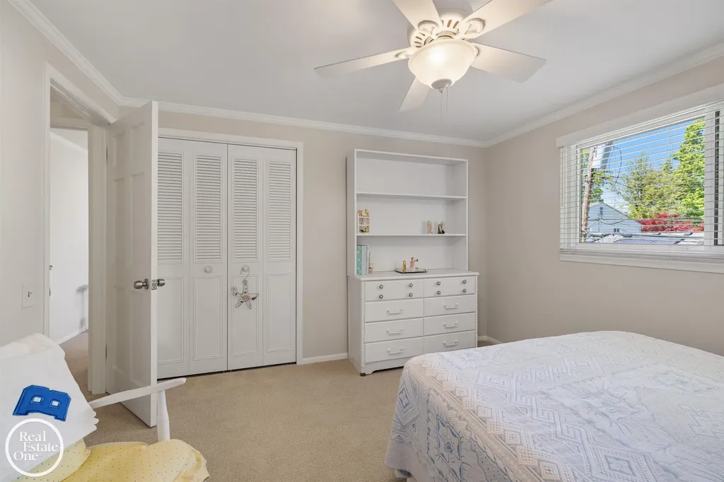 432 Saddle Lane Grosse Pointe Woods City MI 48236