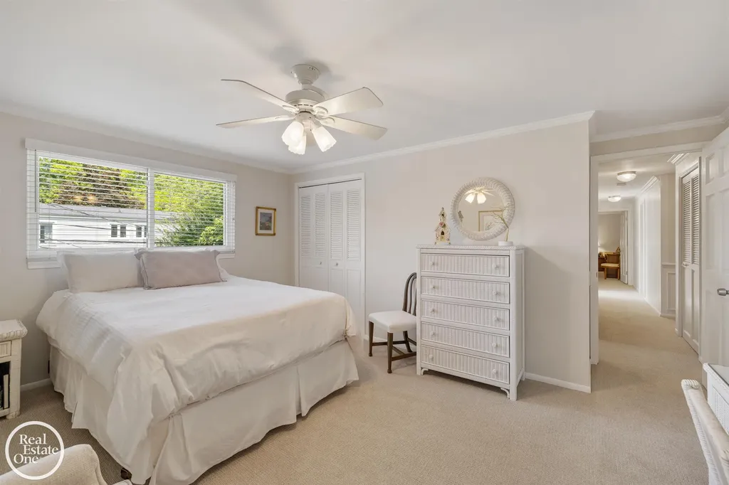 432 Saddle Lane Grosse Pointe Woods City MI 48236