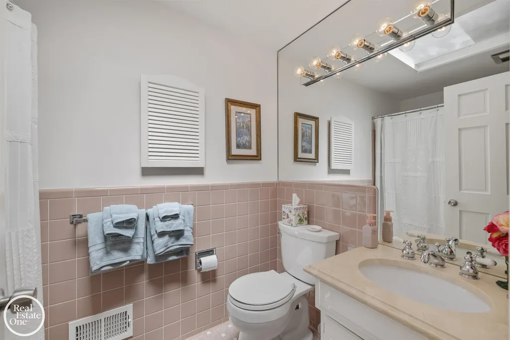 432 Saddle Lane Grosse Pointe Woods City MI 48236
